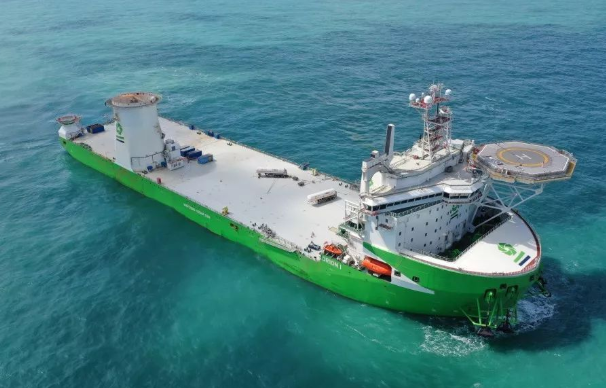 啟東中遠(yuǎn)海運海工風(fēng)電安裝船完工