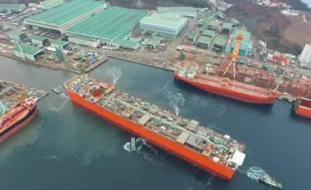 三星重工建造全球首個部署在深水FLNG船體下水