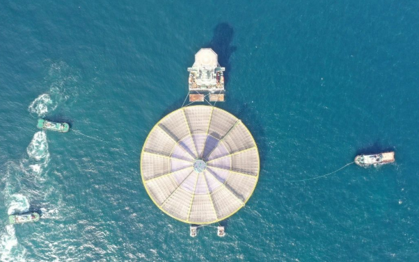內首座單柱式半潛深海大型漁場“海峽1號”開始系泊安裝