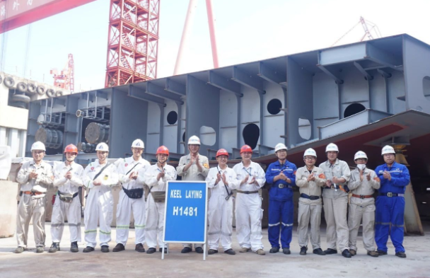 外高橋造船21萬噸散貨船H1481、H1482同日順利下塢